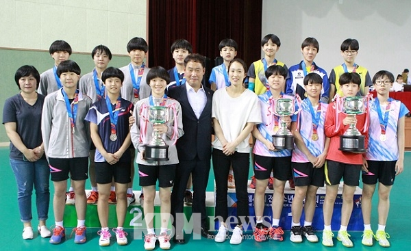제47회 소년체육대회 여자중학부 1위(충북선발, 오른쪽)와 2위(전북선발 왼쪽)