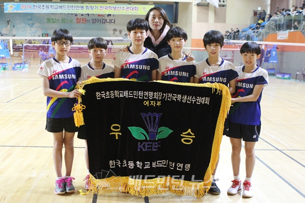 초등연맹회장기 여자단체부 우승으로 대회 2연패를 이룩한 태장초 선수들