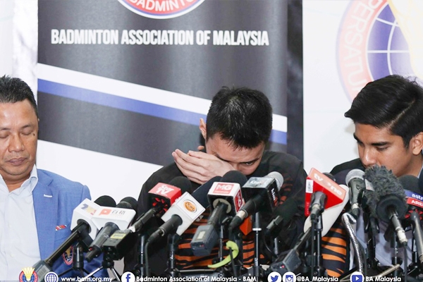 사진 은퇴 기자회견 중 눈물을 보인 리총웨이(가운데), 말레이시아배드민턴협회