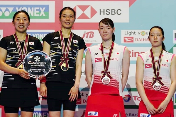 사진 여자복식 우승(왼쪽)과 준우승, 일본배드민턴협회