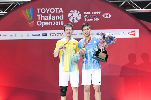 사진 남자단식 우승(오른쪽)과 준우승, 태국배드민턴협회