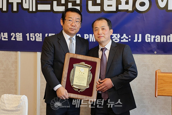 사진 신임 김종복 회장(오른쪽)이 이임 권욱종 회장에게 감사패를 전달하고 있다.