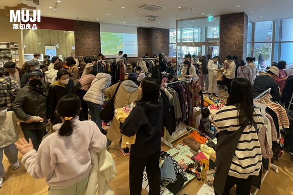 ▲제 1회 '중고장터'에는 13개 팀이 참여하여 중고 물품을 판매하였다.