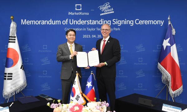 지난 20일 아이마켓코리아 본사에서 열린 협약식에서 김학재 전무(왼쪽)와 브랜트 라이델 미 텍사스 태일러시장(오른쪽)이 협약 체결 후 기념촬영을 하고 있다. / 사진제공=아이마켓코리아