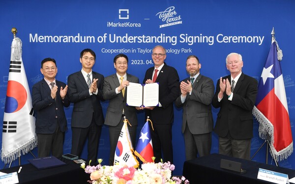 왼쪽부터 미주사업팀 문종석 팀장, 경영관리팀 김인철 팀장, 경영지원실 김학재 전무, 브랜트 라이델 美 텍사스 테일러 시장, 브라이언 라보드 테일러시 매니저, 마크 토마스 경제개발 공사 대표 / 사진제공 = 아이마켓코리아