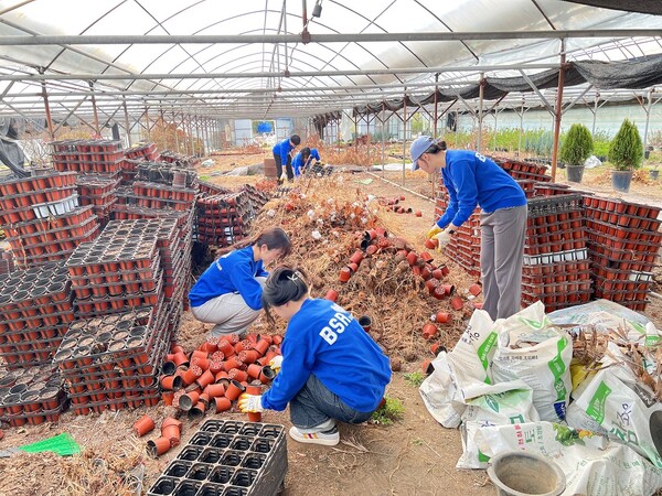 bhc그룹 해바라기 봉사단 내곡농원 봉사 실시 이미지 / 사진제공=bhc