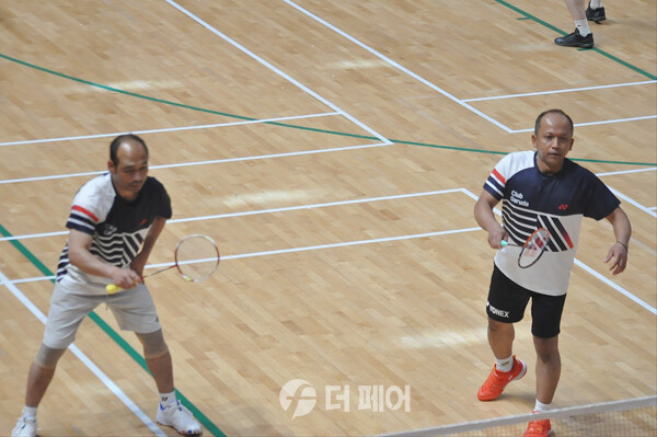 사진 제22회 달성군수기 생활체육배드민턴대회에 참가한 동호인의 경기 모습