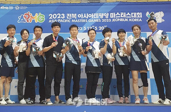 사진 2023 전북 아시아·태평양 마스터스대회 단체전에서 순창군 선수단이 준우승을 차지해 은메달을 목에 걸고 기념촬영을 하고 있다.