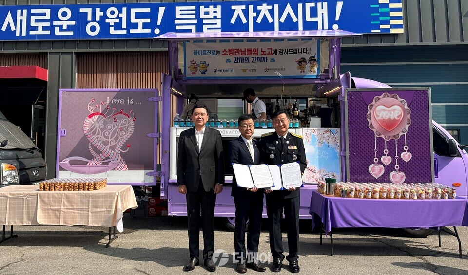 김인규 하이트진로 대표(왼쪽), 이인철 하이트진로 강원공장장(가운데)과 허강영 홍천소방서장(오른쪽)이 참석해 하이트진로 강원공장과 홍천소방서는 안전캠페인 진행과 화재예방활동을 위한 업무협약을 체결했다. / 사진제공=하이트진로
