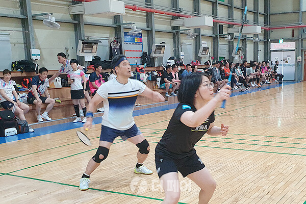 사진 7회 수아트민턴 퍼네이션 배드민턴대회에 참가한 동호인들 경기 모습