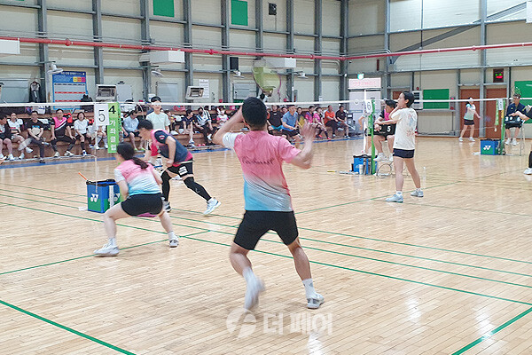 사진 7회 수아트민턴 퍼네이션 배드민턴대회에 참가한 동호인들 경기 모습