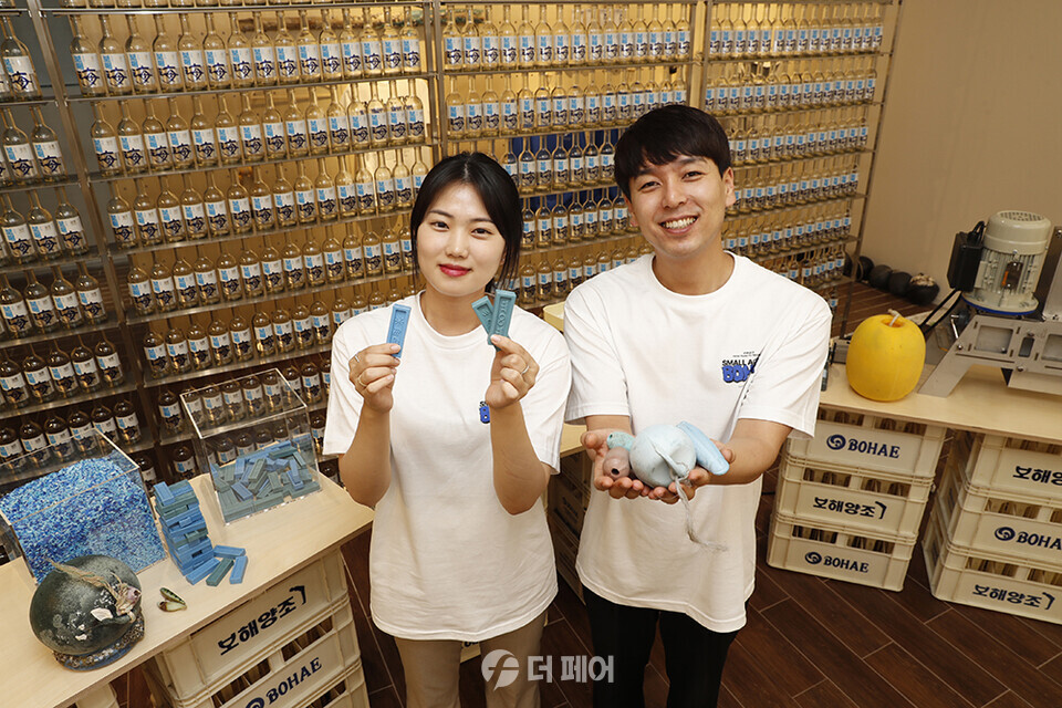 ‘보해소주 스몰 액션 스토어’에는 바다에서 수거된 폐어망 등을 활용한 젠가 등 다양한 굿즈를 만들어 볼 수 있다. / 사진제공=보해양조