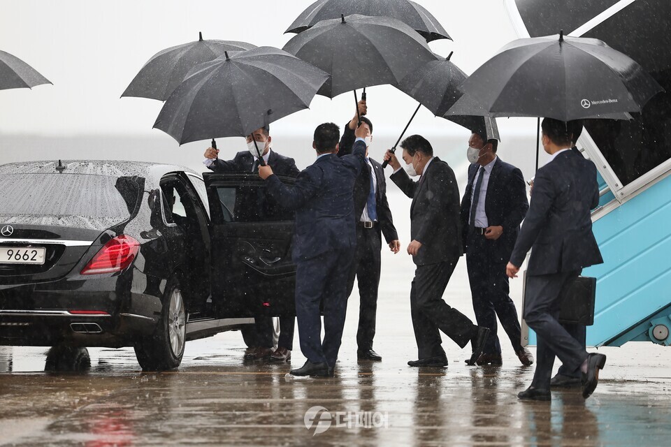 윤 대통령이 지난해 8월 31일 제7차 비상경제민생회의 참석을 위해 김해국제공항에서 차량으로 이동하고 있다. / 사진제공=대통령실