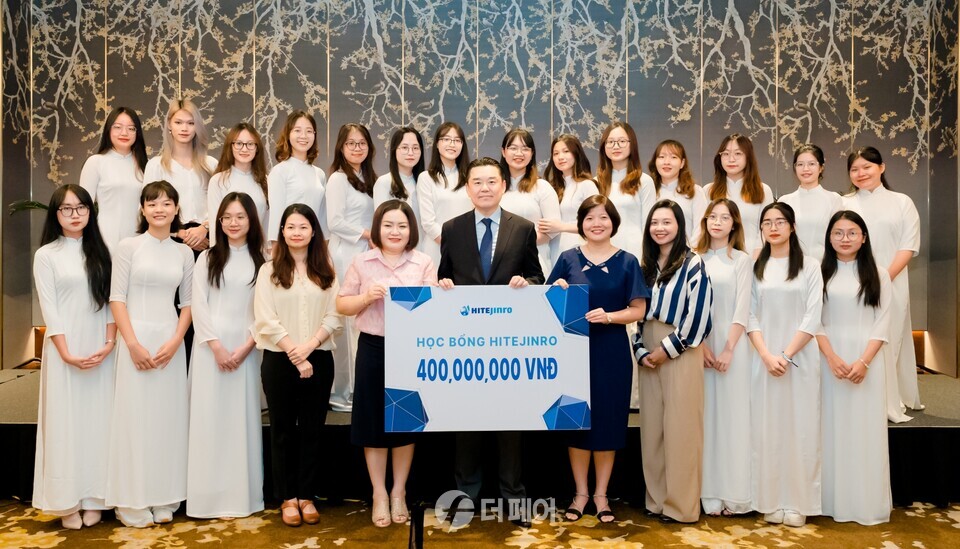 하이트진로는 지난 5일 베트남 현지 대학생 20명에게 장학금을 전달했다. / 사진제공=하이트진로