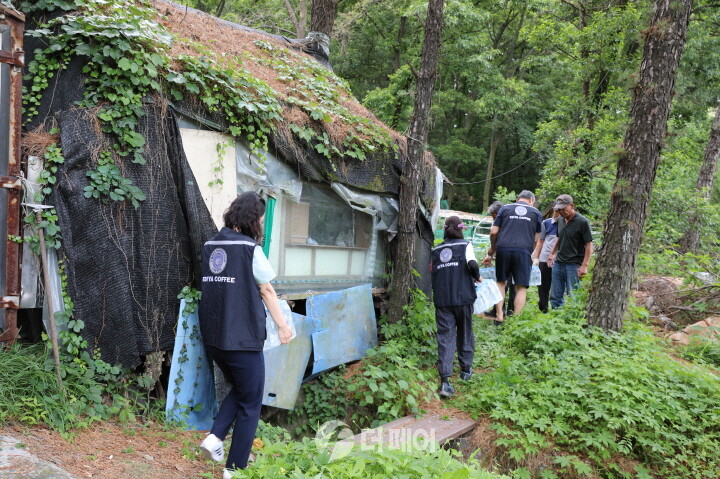 지난 12일 서울시 강남구에 위치한 구룡마을에서 이디야커피 관계자들이 주민들의 폭염 대비를 위한 이디야워터를 운반하고 있다. / 사진제공=이디야커피