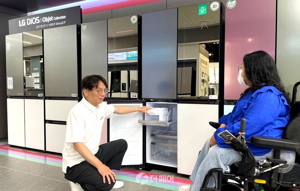 LG전자가 16일부터 신체적 제약이 있는 고객도 편리하게 매장을 방문할 수 있도록 매니저가 1:1로 도와주는 ‘베스트 동행 케어 서비스’를 실시한다. ‘베스트 동행 케어 서비스’는 고객이 매장 주차장에 도착하면 차량에서부터 매장까지 전담 매니저가 모든 이동을 돕는 서비스다. / 사진제공=LG전자