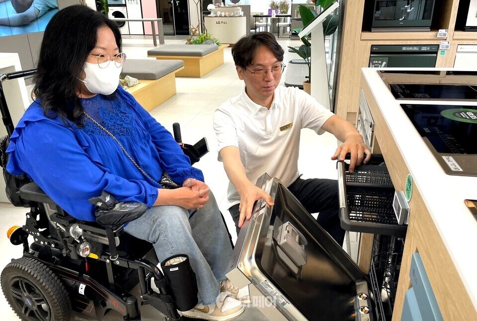 LG전자가 16일부터 신체적 제약이 있는 고객도 편리하게 매장을 방문할 수 있도록 매니저가 1:1로 도와주는 ‘베스트 동행 케어 서비스’를 실시한다. ‘베스트 동행 케어 서비스’는 고객이 매장 주차장에 도착하면 차량에서부터 매장까지 전담 매니저가 모든 이동을 돕는 서비스다. / 사진제공=LG전자