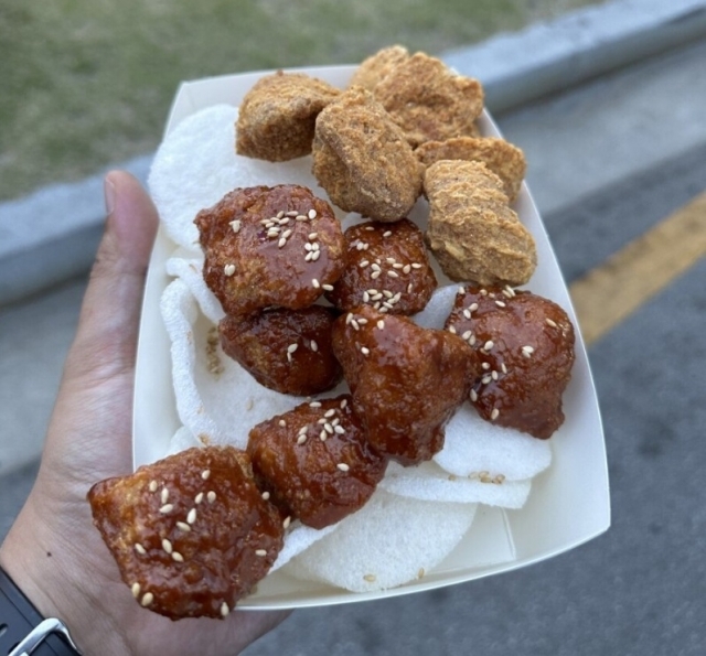 전북 남원 춘향제에서 판매됐다는 17,000원 닭강정 사진 / 사진출처=SNS 캡쳐