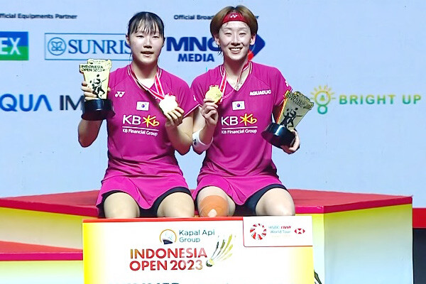 사진 2023 인도네시아오픈배드민턴선수권대회 여자복식 우승을 차지한 백하나(MG새마을금고)-이소희(인천국제공항) 조가 금메달을 목에 걸고 기념촬영을 하고 있다.