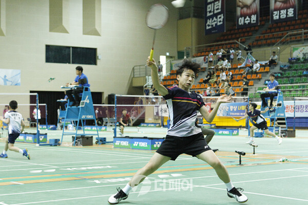 사진 2023 전국종별배드민턴선수권대회 남자초등부 남자단체전 결승에 오른 당진초A 이호건의 경기 모습