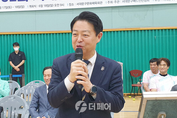 사진 김용호 국회의원이 제32회 서대문구청장기배드민턴대회 개회식에서 축사를 하고 있다.