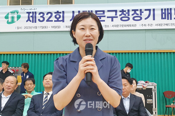 사진 이승미 서울시의원이 제32회 서대문구청장기배드민턴대회 개회식에서 축사를 하고 있다.