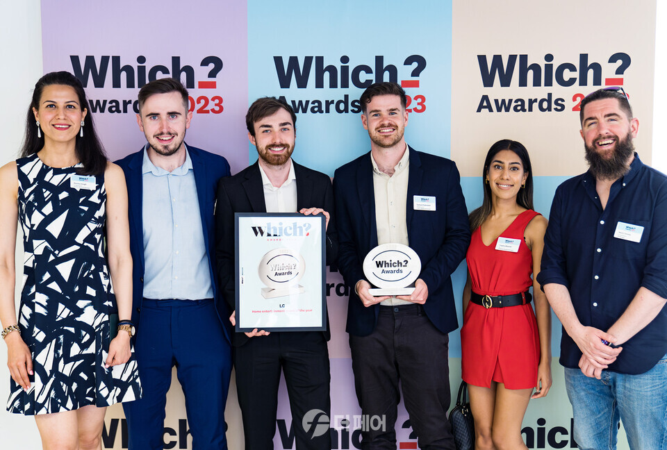 LG전자가 영국의 권위있는 비영리 소비자매체 ‘위치(Which?)’로부터 4년 연속 ‘올해의 홈 엔터테인먼트 브랜드’로 선정됐다. LG전자 영국법인 관계자들이 '위치 어워드 2023'에 참석해 수상 기념 촬영을 하고 있다. / 사진제공=LG전자