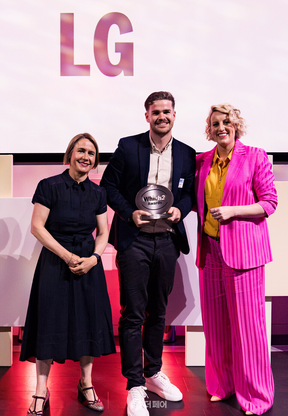 LG전자 영국법인 관계자들이 '위치 어워드 2023'에 참석해 수상 기념 촬영을 하고 있다. / 사진제공=LG전자