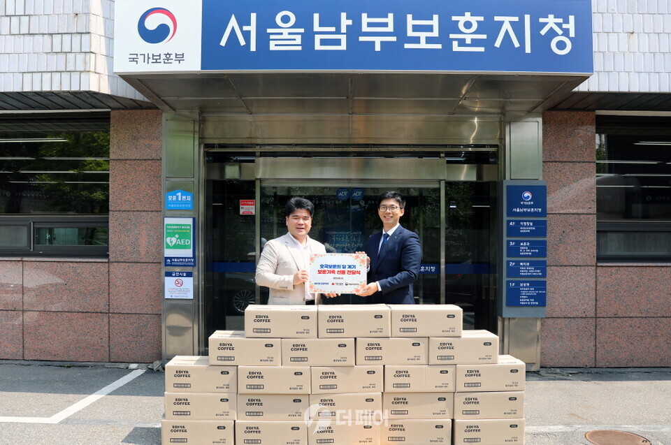 지난 23일 ‘호국보훈의 달 감사물품 전달식’에 참석한 이디야커피 경영관리본부 신동희 본부장(오른쪽)과 서울남부보훈지청 강병구 지청장(왼쪽)이 기념 촬영을 진행하는 모습. / 사진제공=이디야커피