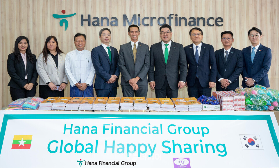하나금융그룹은 미얀마 양곤에 소재한 현지 법인 하나마이크로파이낸스 본사에서 초대형 사이클론 ‘모카’ 피해 지역 현지 학생들을 위한 학용품 전달식을 가졌다. 이날 행사 참석한 이은형 하나금융그룹 부회장(사진 왼쪽에서 여섯 번째)이 피해 지역 학생들을 위한 학용품 세트를 전달하며 기념사진을 촬영하고 있다. / 사진제공=하나금융그룹