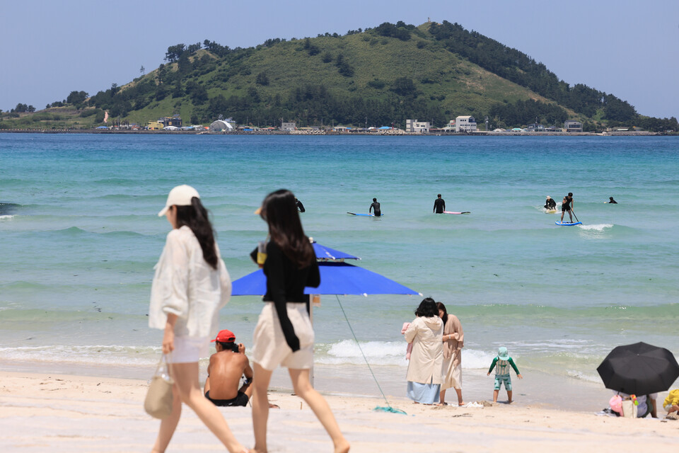 여름 휴가철을 맞아 물놀이를 즐기는 휴가객 모습 / 사진제공=에듀윌