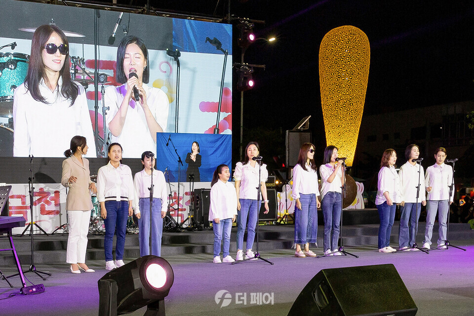 코웨이 물빛소리 합창단이 지난 13일 서울 금천구청 앞 및 안양천 일대에서 열린 ‘금천하모니축제’에 참가해 지역사회 주민들과 함께하는 하모니를 선사했다. 물빛소리 합창단이 공연을 선보이고 있다. / 사진제공=코웨이