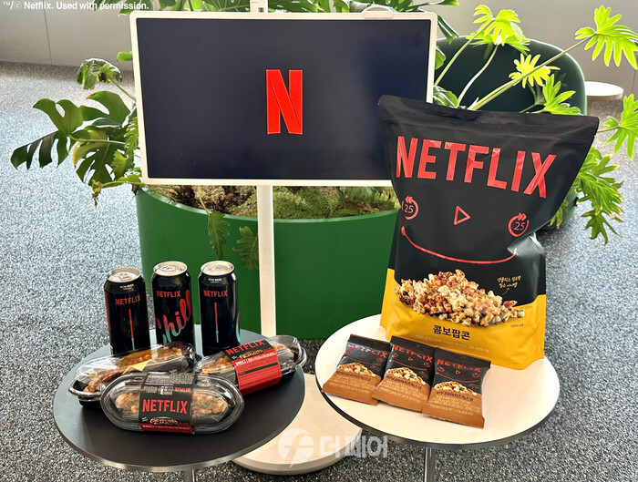 GS25와 넷플릭스가 제주라거, 팝콘, 믹스넛 등 협업 상품을 선보인다. / 사진제공=보해양조