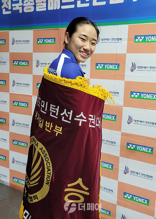 사진 2023 전국종별배드민턴선수권대회 우승을 차지한 삼성생명 안세영이 우승기를 활용해 여왕의 외투를 선보였다.