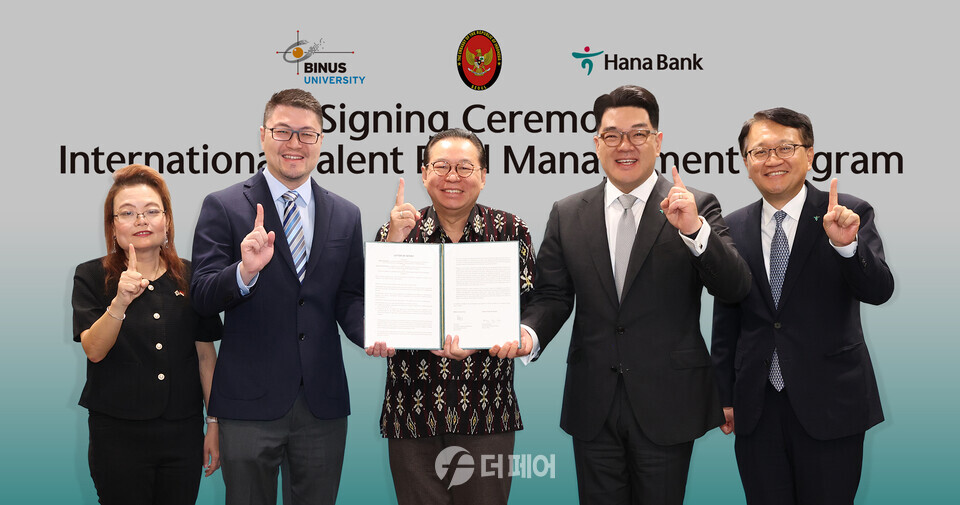 이은형 하나금융그룹 부회장(사진 왼쪽에서 네 번째)이 간디 술리스티얀토 주한 인도네시아 대사(사진 가운데), 조지 위자야 비누스대학교 부총장(사진 왼쪽에서 두 번째) 등 행사에 참석한 관계자들과 함께 기념 촬영을 하고 있다. / 사진제공=하나금융그룹