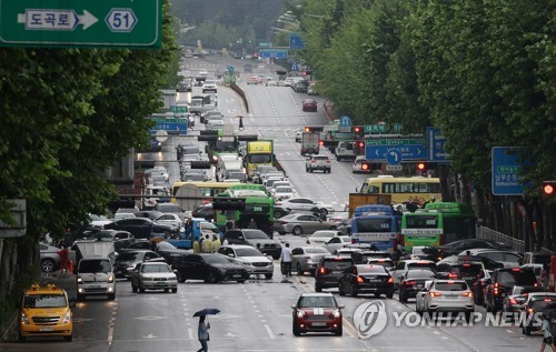 2022년 8월 9일 오전 강남구 대치역 인근 도로에 지난밤 폭우로 침수된 차들이 그대로 방치돼 있다. / 사진=연합뉴스