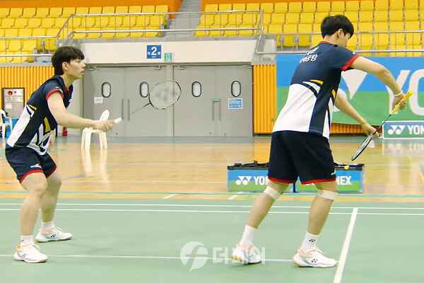 사진 2023 전국종별배드민턴선수권대회 남자일반부 복식 우승을 차지한 인천국제공항의 김재환-기동주