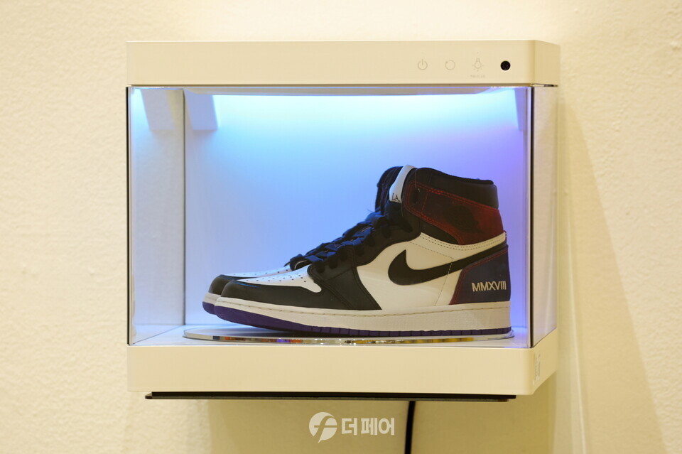 전시회에 전시된 스니커즈 중 가장 고가의 전시품인 ‘2018년 블랙토(Black Toe) 컬러웨이의 에어 조던 1 레트로 하이’ 모델을 LG 스타일러 슈케이스에 전시한 모습. / 사진제공=LG전자