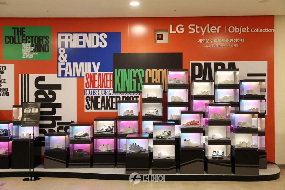‘LG 스타일러 슈케이스’와 한정판 스니커즈로 가득 채운 이색 전시를 통해 신발을 즐기면서 관리하는 F.U.N(First: 최고의, Unique: 차별화된, New: 세상에 없던)한 고객경험을 전파한다. / 사진제공=LG전자