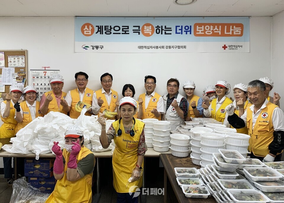 행정기관의 추천으로 선정된 취약계층에 직접 삼계탕을 찾아뵙고 전달하는 적십자봉사원들 / 사진제공= 대한적십자사서울특별시지사