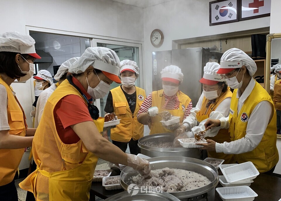 행정기관의 추천으로 선정된 취약계층에 직접 삼계탕을 찾아뵙고 전달하는 적십자봉사원들 / 사진제공= 대한적십자사서울특별시지사