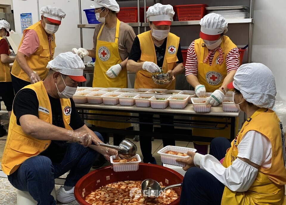 행정기관의 추천으로 선정된 취약계층에 직접 삼계탕을 찾아뵙고 전달하는 적십자봉사원들 / 사진제공= 대한적십자사서울특별시지사