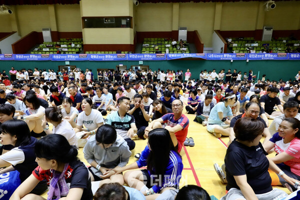 사진 제14회 함평천지배드민턴 대축제 개회식에 참석한 동호인들
