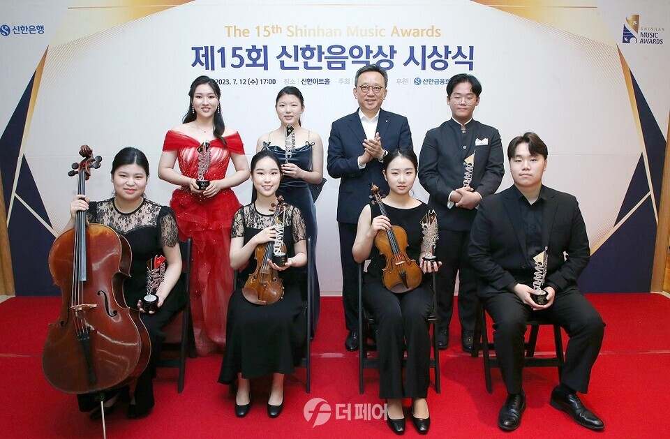 지난 12일 강남구 역삼동 소재 신한아트홀에서 진행된 ‘제15회 신한음악상’ 시상식에서 신한은행 정상혁 은행장(뒷줄 오른쪽 두번째)과 수상자들이 기념촬영 하는 모습. / 사진제공=신한은행
