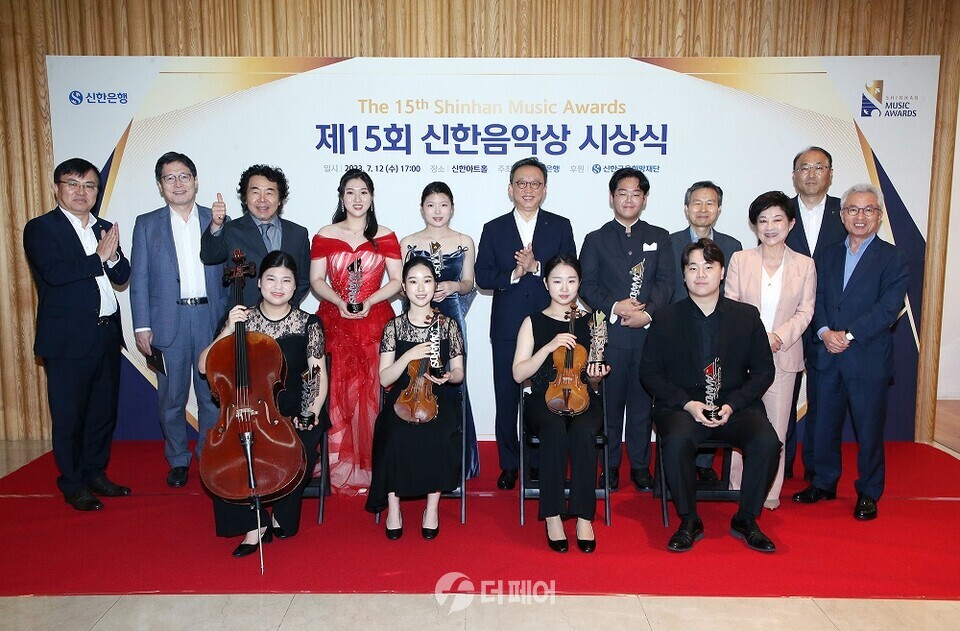 지난 12일 강남구 역삼동 소재 신한아트홀에서 진행된 ‘제15회 신한음악상’ 시상식에서 신한은행 정사혁 은행장(뒷줄 왼쪽 여섯번째), 세종문화회관 안호상 사장(뒷줄 오른쪽 첫번째)이 수상자들과 기념촬영 하는 모습. / 사진제공=신한은행