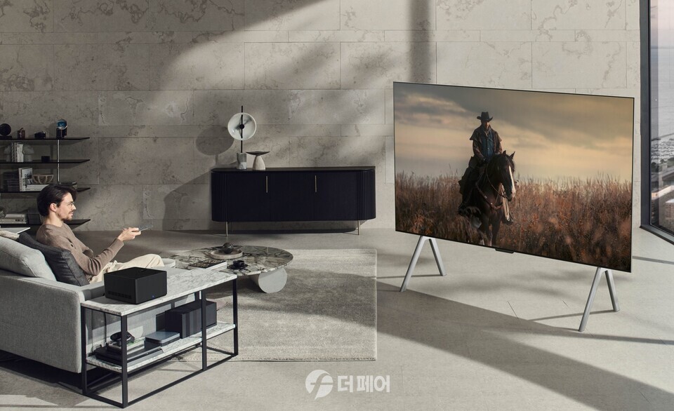 LG전자가 세계 최초 무선 올레드 TV ‘LG 시그니처 올레드 M’을 본격 출시한다. 이 제품은 현존 최대 97형 올레드 TV에 세계 최초 4K·120Hz 고화질 영상을 무선으로 전송하는 솔루션을 탑재해 TV 주변 복잡한 연결선을 없앴다. 모델들이 LG 시그니처 올레드 M을 체험하고 있다. / 사진제공=LG전자
