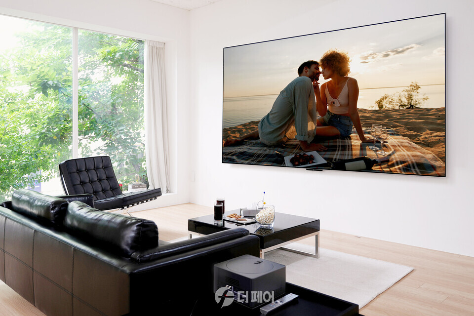 시그니처 올레드 M은 전원을 제외한 모든 선을 없앤 세계 최초 무선 올레드 TV다. TV 본체와 무선으로 연결된 ‘제로 커넥트 박스’를 통해 다양한 주변기기를 연결하면 TV가 설치된 주변 공간을 깔끔하게 정리할 수 있다. 사진은 LG 시그니처 올레드 M이 집 안 공간에 조화롭게 배치된 모습. / 사진제공+LG전자