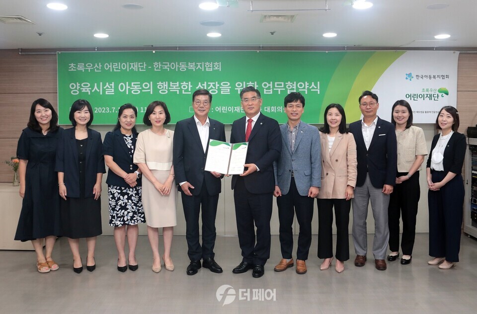 초록우산어린이재단이 17일 서울 중구에 위치한 초록우산 어린이재단 빌딩에서 한국아동복지협회와 ‘양육시설 아동의 행복한 성장을 위한 업무협약’을 체결했다. 왼쪽 네번째부터 이수경 초록우산어린이재단 사무총장, 황영기 초록우산어린이재단 회장, 신정찬 한국아동복지협회 회장, 심정영 한국아동복지협회 사무총장 / 사진제공=초록우산어린이재단