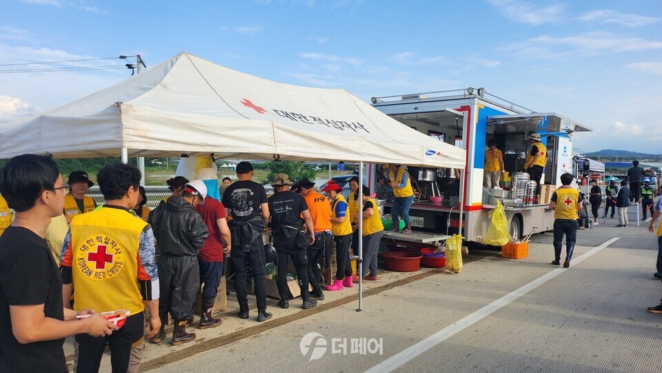 대한적십자사는 16일(일) 충북 청주시 오송읍 궁평2지하차도 침수 사고 현장에서 실종자 수색 및 구호요원을 위한 급식을 지원했다. / 사진제공=대한적십자사