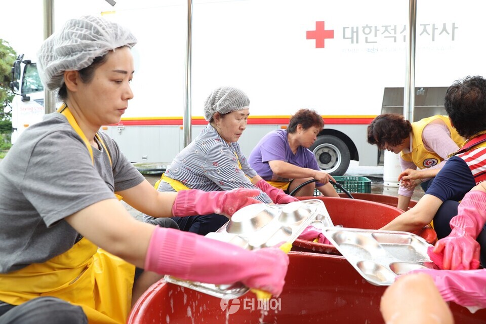 대한적십자사는 16일(일) 충남 논산시 성동면 성동초등학교에서 논산천 제방 붕괴로 임시대피소로 대피한 개척리 마을 이재민들에게 급식 봉사를 실시했다. / 사진제공=대한적십자사